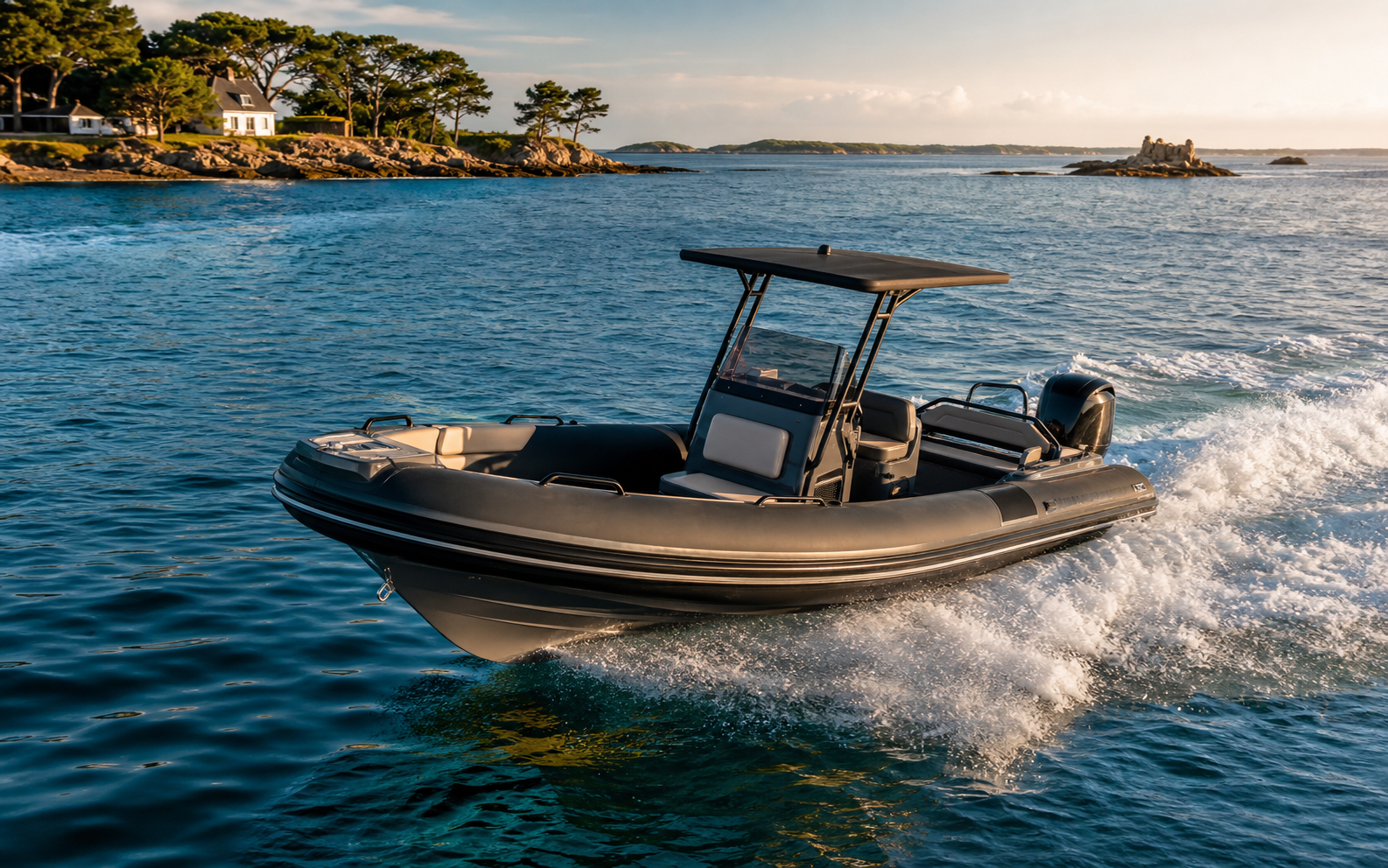 Semi-rigide sportif en navigation en Bretagne Sud